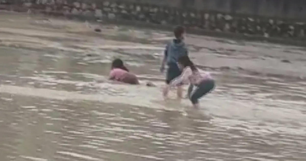 Şırnak'ta sağanak nedeniyle dereler taştı: Çocukların tehlikeli oyunu