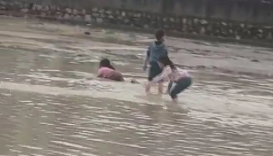 Şırnak'ta sağanak nedeniyle dereler taştı: Çocukların tehlikeli oyunu