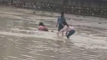 Şırnak'ta sağanak nedeniyle dereler taştı: Çocukların tehlikeli oyunu