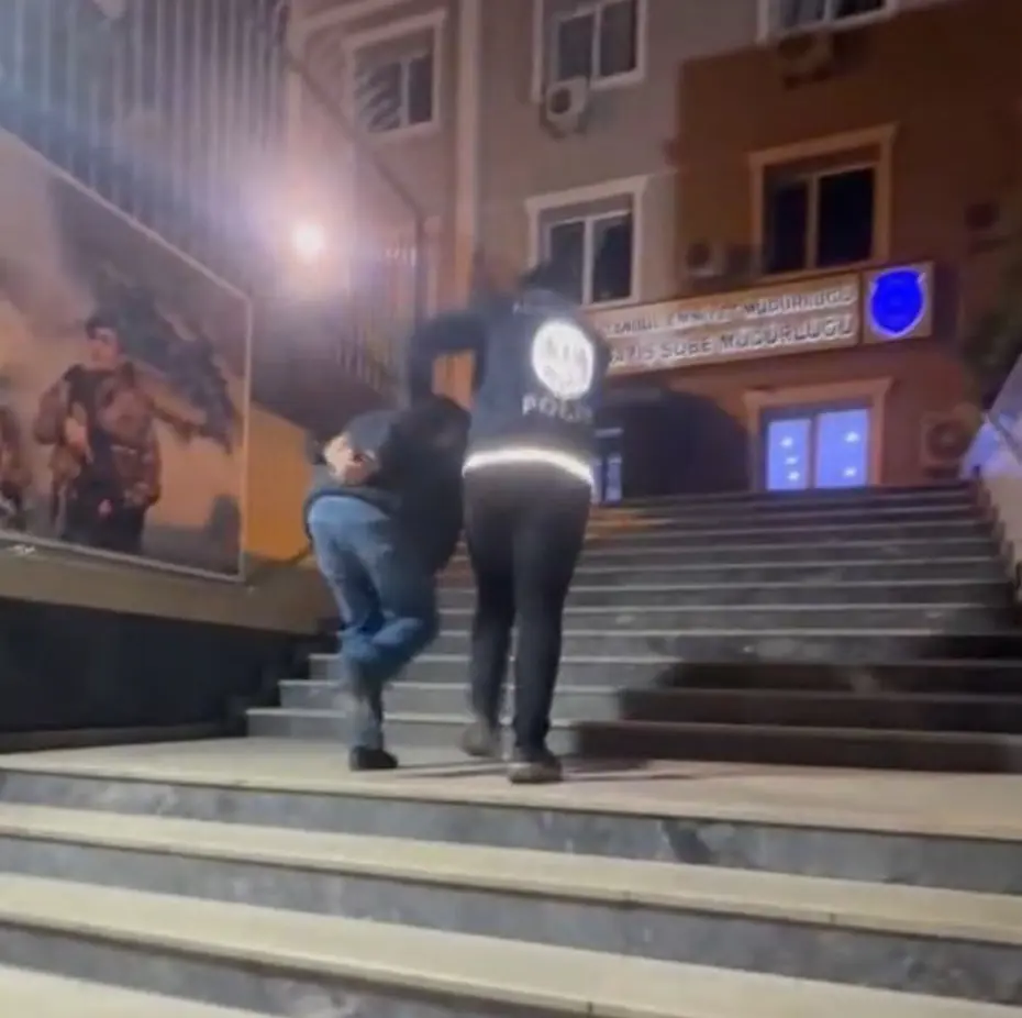 Sosyal medyada polis yeleği ile yayın yapan bir kişi gözaltına alındı