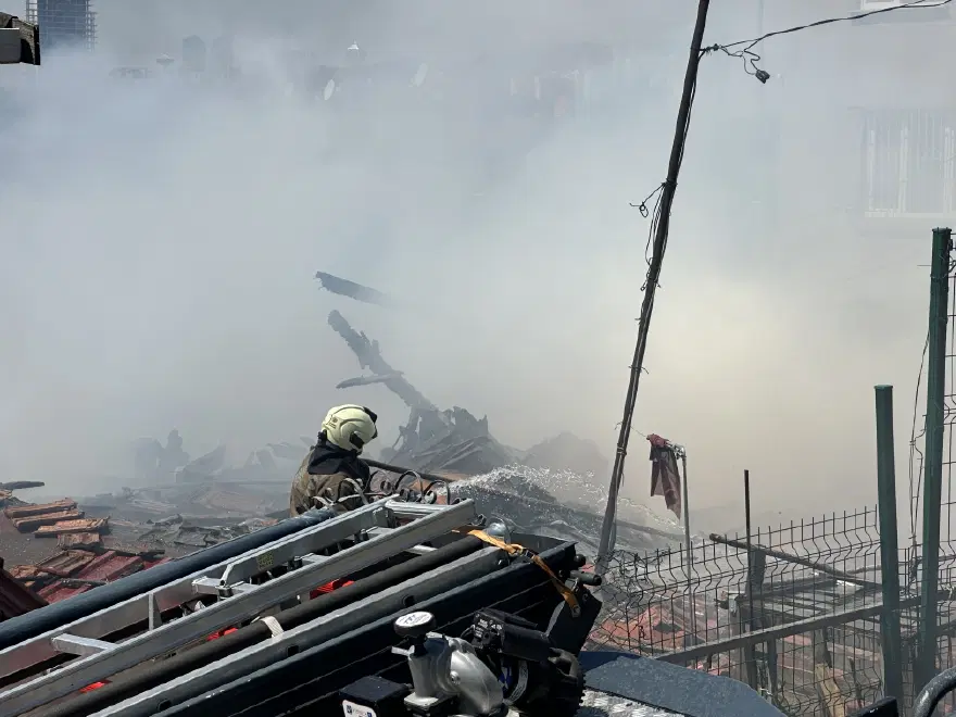 Alevlere teslim oldu. "Evle birlikte hatıralarda yandı" 2 Alevlere teslim oldu. "Evle birlikte hatıralarda yandı" 2