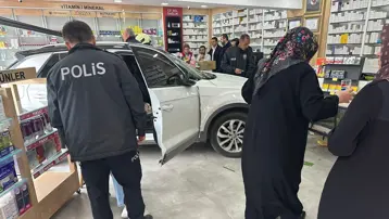 Kayseri'de kontrolden çıkan araç eczaneye daldı