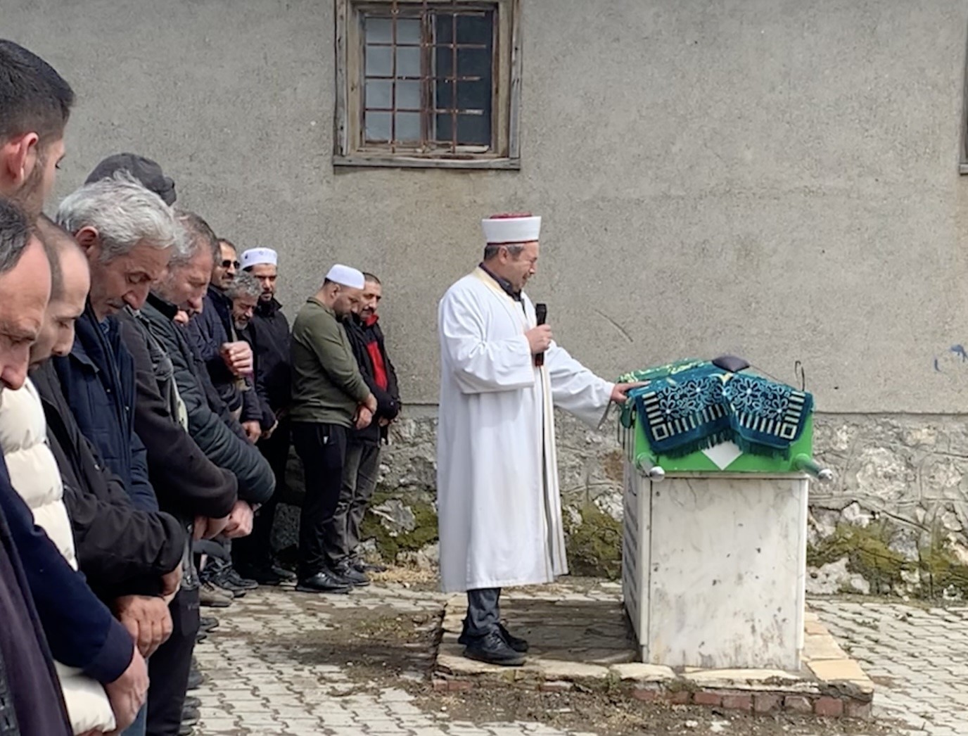 Cenazede kimse gözyaşlarını tutamadı, imam ayakta durmakta zorlandı