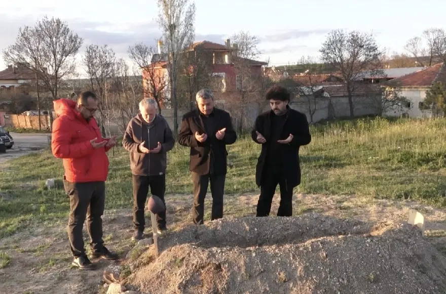 Cenazede kimse gözyaşlarını tutamadı, imam ayakta durmakta zorlandı 2