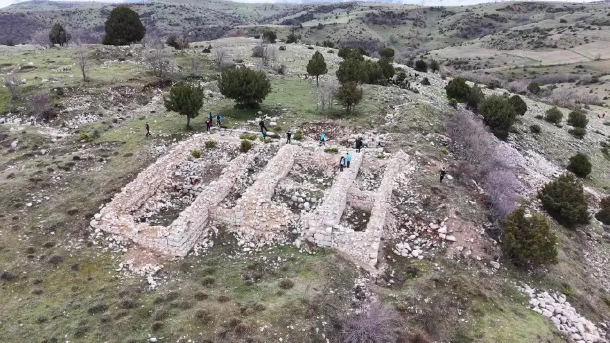 Karadeniz'de tekti defineciler yağmaladı, sadece temelleri kaldı 