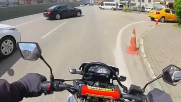 Bursa'da korkutan an: Motosiklet, dönüş yapan otomobile çarptı