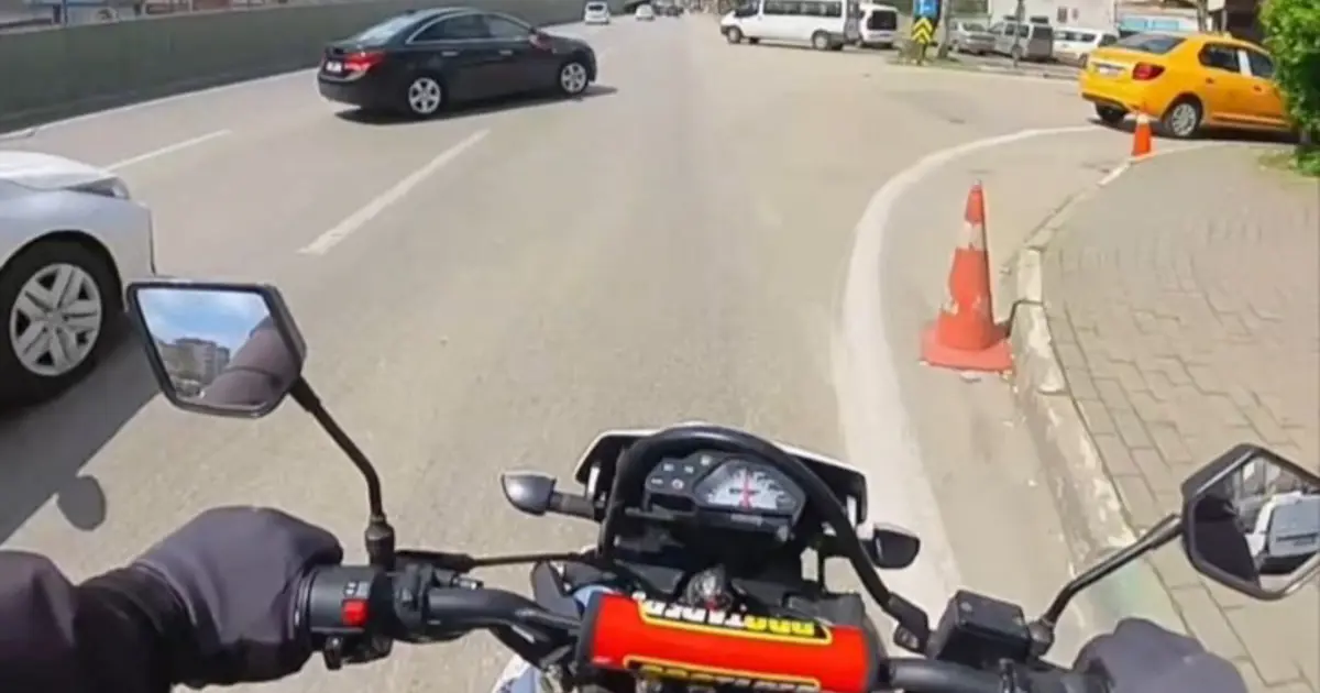 Bursa'da korkutan an: Motosiklet, dönüş yapan otomobile çarptı