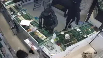 İşletme sahibinin çığlıkları, soyguncuları geri püskürttü