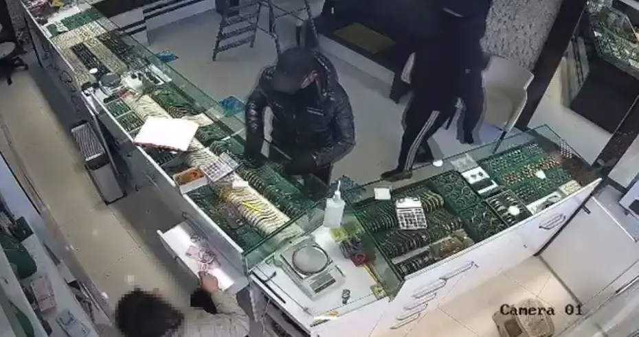 İşletme sahibinin çığlıkları, soyguncuları geri püskürttü