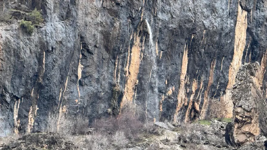 20 metre yükseklikteki doğanın gizemi. Kayanın içinden çıktı, oluk oluk akıyor 2