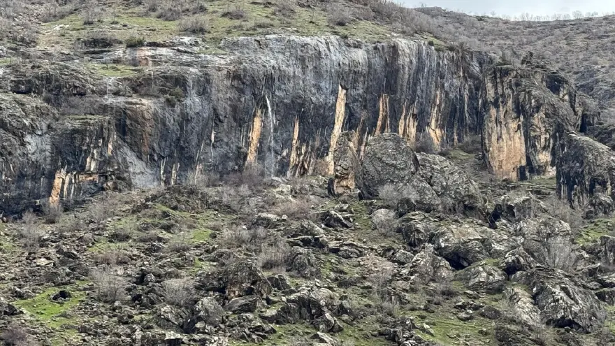 20 metre yükseklikteki doğanın gizemi. Kayanın içinden çıktı, oluk oluk akıyor 3