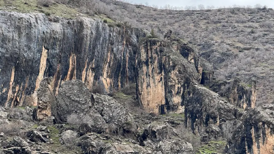 20 metre yükseklikteki doğanın gizemi. Kayanın içinden çıktı, oluk oluk akıyor 1