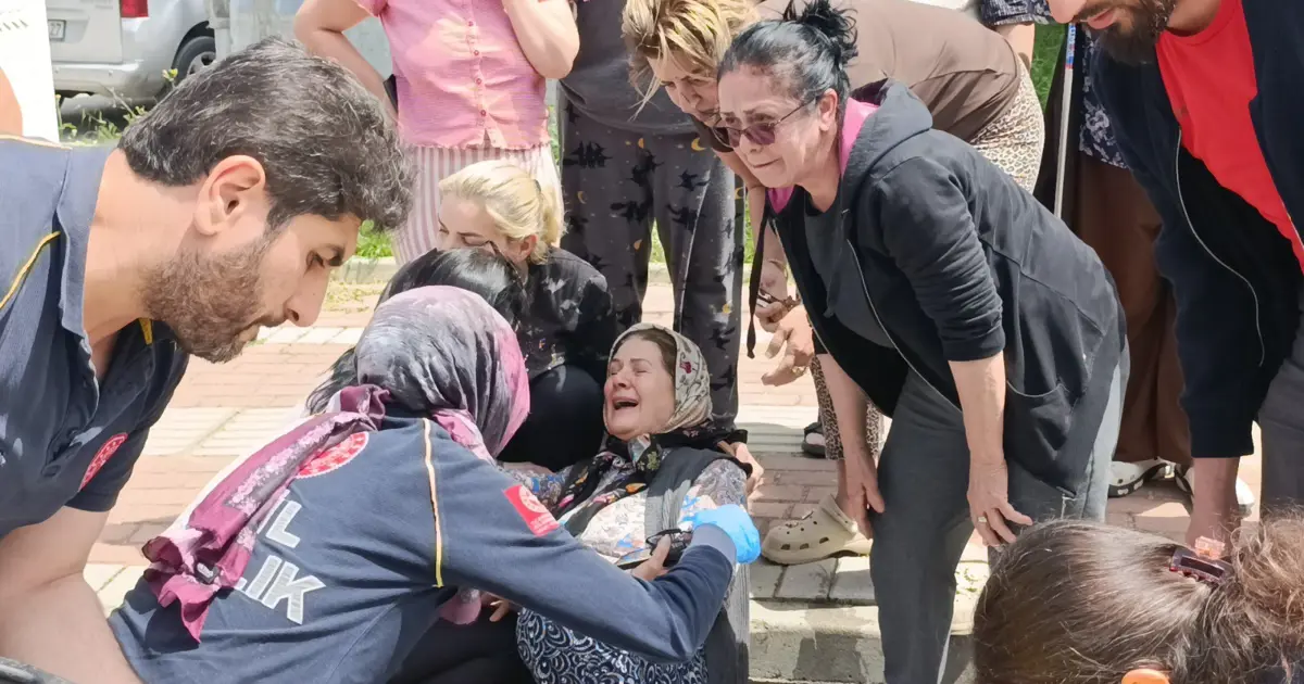 Manevra yapan öğrenci servisi görme engelli yayaya çarptı, eşi gözyaşlarına boğuldu