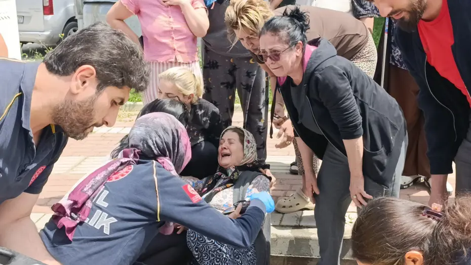 Manevra yapan öğrenci servisi görme engelli yayaya çarptı, eşi gözyaşlarına boğuldu
