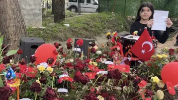 Adnan'ın mezarına bırakılan notlar duygulandırdı