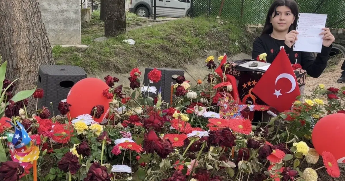 Adnan'ın mezarına bırakılan notlar duygulandırdı