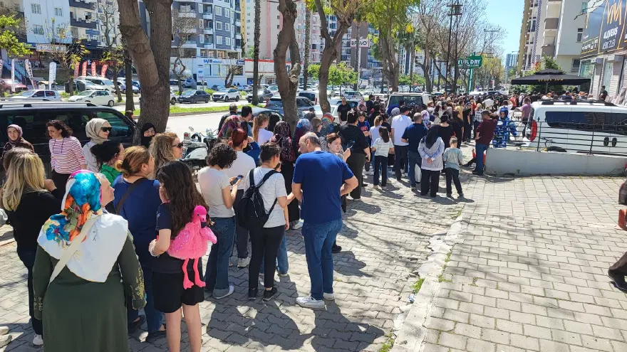100 TL'den satışa sunuldu, izdihama neden oldu. Yere düştüler, fenalık geçirdiler 1