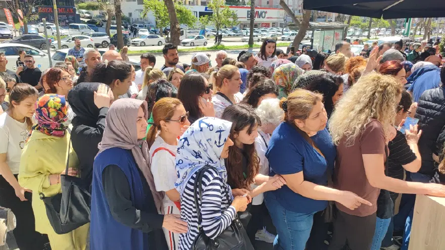 100 TL'den satışa sunuldu, izdihama neden oldu. Yere düştüler, fenalık geçirdiler 2