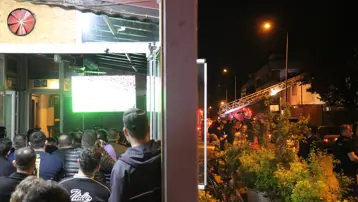 ⁠Mahalle yanarken onlar derbiyi izledi. İki araç kül oldu, üç dükkan ve bir evde hasar var