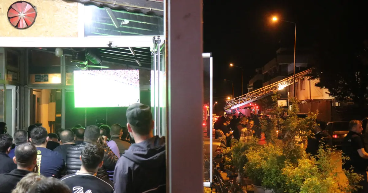 ⁠Mahalle yanarken onlar derbiyi izledi. İki araç kül oldu, üç dükkan ve bir evde hasar var