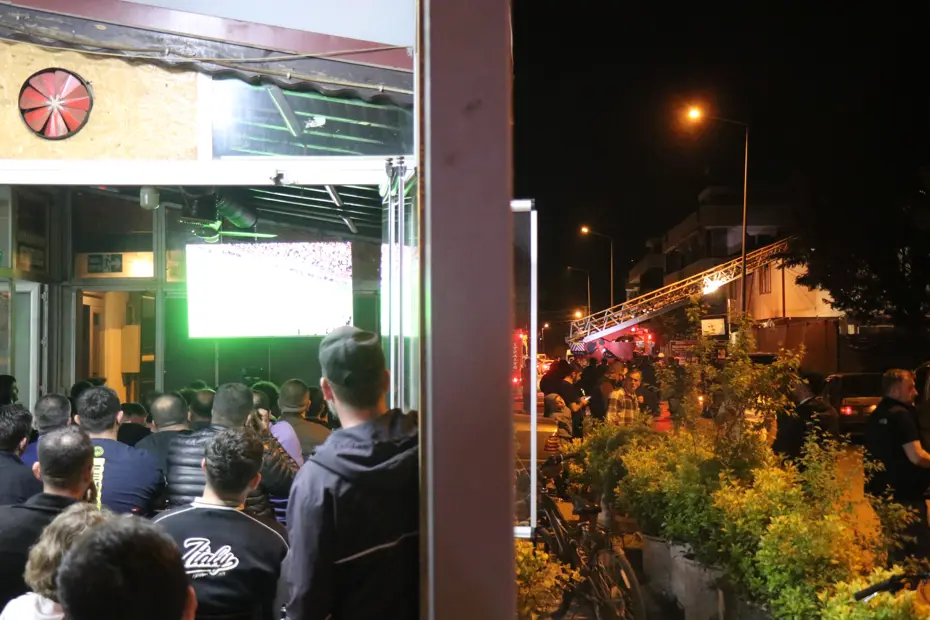 ⁠Mahalle yanarken onlar derbiyi izledi. İki araç kül oldu, üç dükkan ve bir evde hasar var