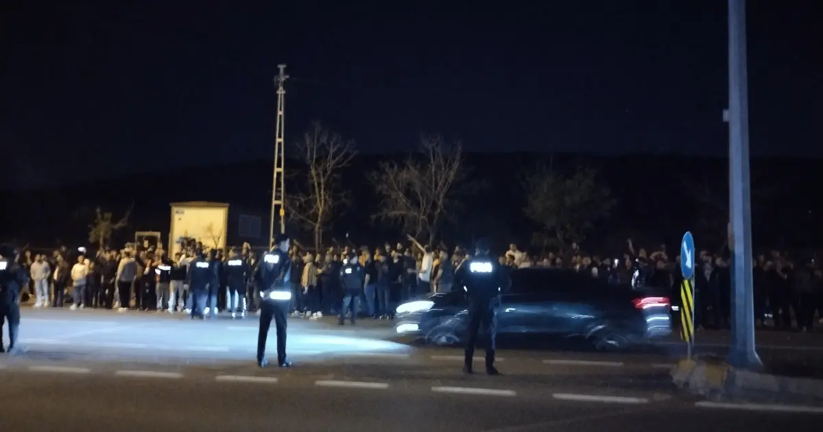 Fenerbahçe taraftarı takım otobüsüne saldırdı