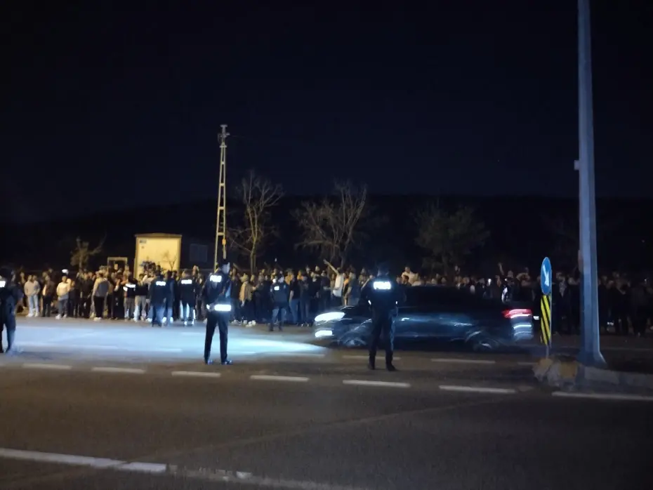 Fenerbahçe taraftarı takım otobüsüne saldırdı