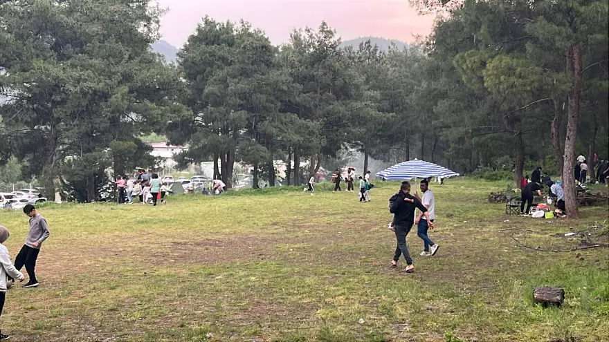 Hatay'a erik büyüklüğünde dolu yağdı, vatandaşlar kaçıştı. "İsabet ettiği yerlerimizi acıttı" Hatay'a erik büyüklüğünde dolu yağdı, vatandaşlar kaçıştı. "İsabet ettiği yerlerimizi acıttı"