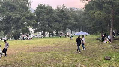 Hatay'a erik büyüklüğünde dolu yağdı, vatandaşlar kaçıştı. "İsabet ettiği yerlerimizi acıttı"