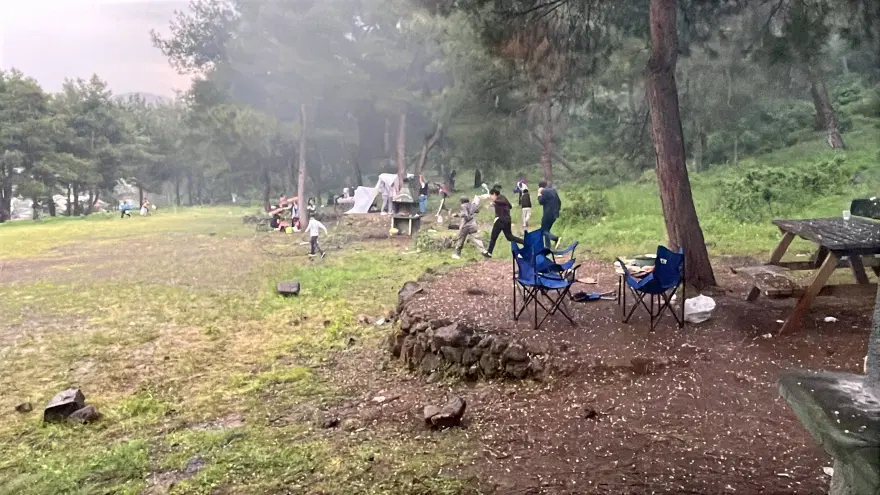 Hatay'a erik büyüklüğünde dolu yağdı, vatandaşlar kaçıştı. "İsabet ettiği yerlerimizi acıttı" 1 Hatay'a erik büyüklüğünde dolu yağdı, vatandaşlar kaçıştı. "İsabet ettiği yerlerimizi acıttı" 1