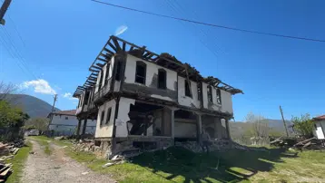 Mirasçılar anlaşamayınca çürümeye terk edilmişti. Tescilli tarihi konak için yıkım kararı
