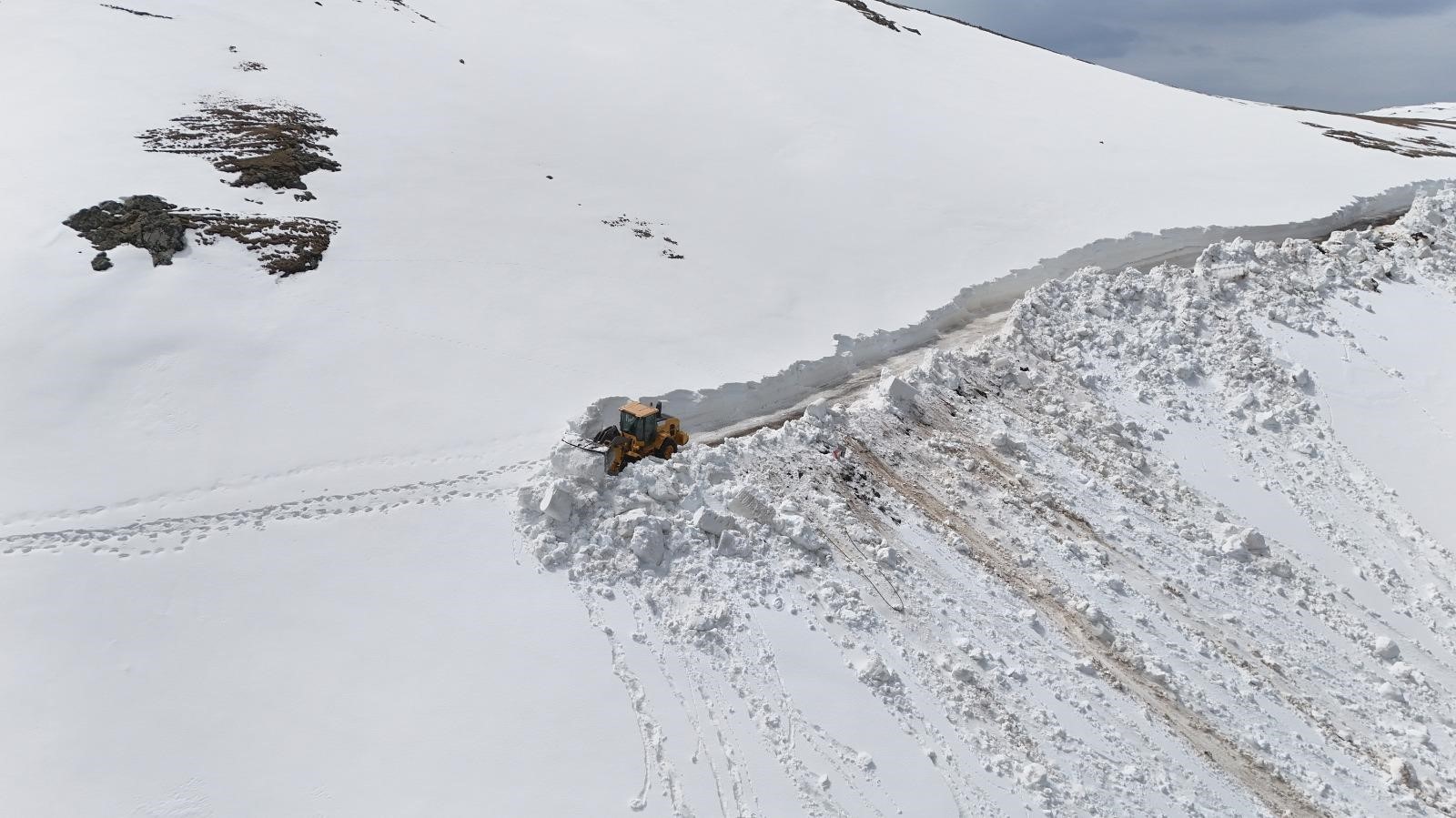 Nisan bitmek üzere, hala 4 metre kar var