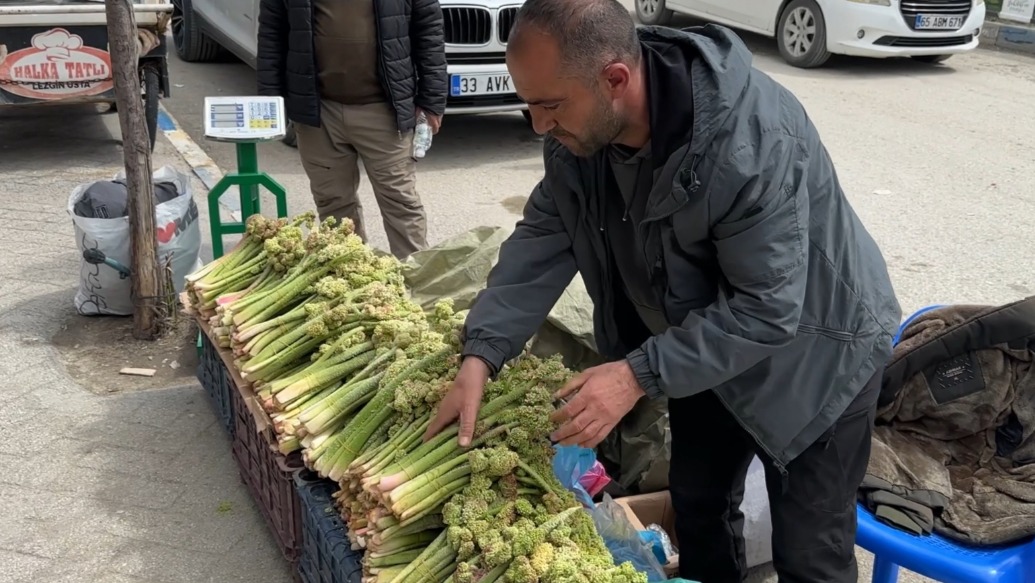 ''Revas'' adıyla da biliniyor. Havalar ısındıkça fiyatı düşecek, destesi 150 TL'ye satılıyor