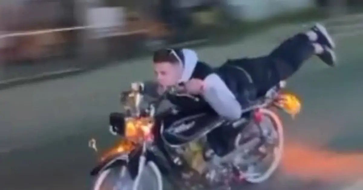 Şov uğruna canını hiçe saydı, trafiği tehlikeye düşürdü