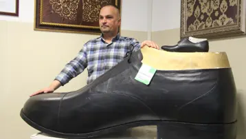 Türkiye'nin en büyük ayakkabısı üretildi. Tam 222 numara 