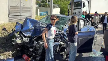 Karşı şeride geçen tır araçlara çarptı. 3 kişi hayatını kaybetti, kaza anı kamerada