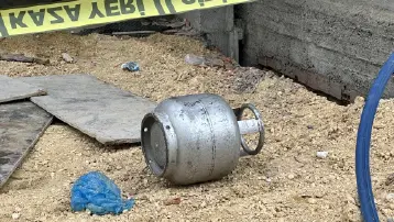Kafasına mutfak tüpü düşen işçi öldü