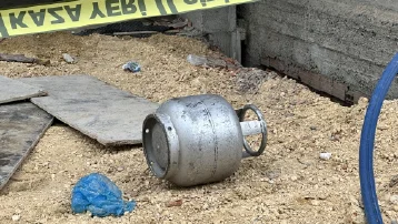 Kafasına mutfak tüpü düşen işçi öldü