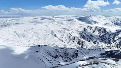 Mayıs başladı ama yağış devam ediyor. Kar kalınlığı 160 santimetreyi buldu