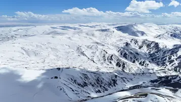 Mayıs başladı ama yağış devam ediyor. Kar kalınlığı 160 santimetreyi buldu