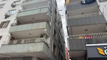 İnşaatta asansör kazası. İşçilerden biri düştü, diğeri demirlere tutundu