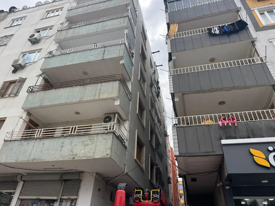 İnşaatta asansör kazası. İşçilerden biri düştü, diğeri demirlere tutundu