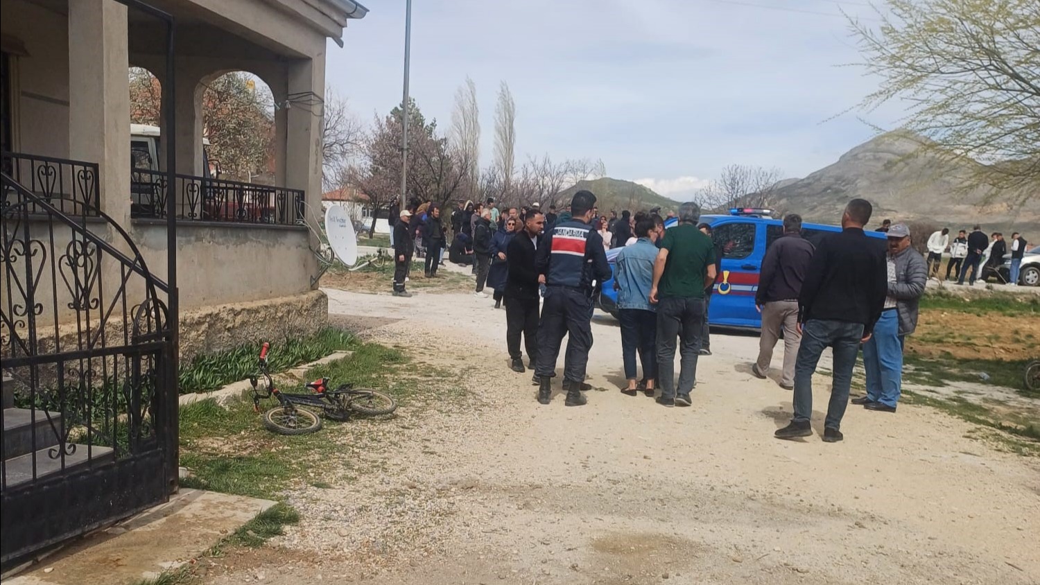 Eşini öldürüp intihar etti