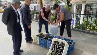 Çöpe atmaya gönlü razı olmadı, tonlarca patlıcanı bedava dağıttı