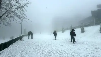 Mayıs'ta beyaza büründüler. İstanbul'un yanı başında 12 santimetrelik kar
