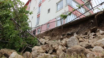 Amasya’da binanın istinat duvarı çöktü