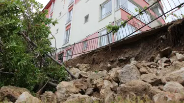 Amasya’da binanın istinat duvarı çöktü