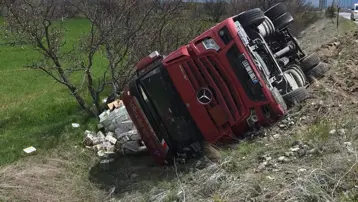 Erzincan'da soda yüklü TIR devrildi