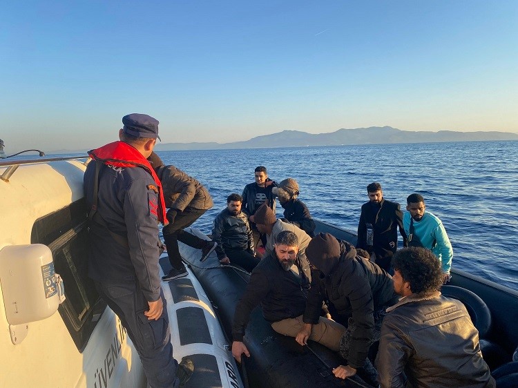 Lastik botla sürüklenen 18 göçmen Aydın'da kurtarıldı