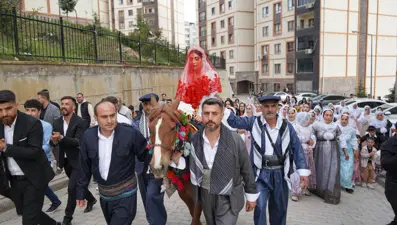 Film sahnesi değil, gerçek. Lüks arabalar bir kenara bırakıldı, gelin at sırtında alındı
